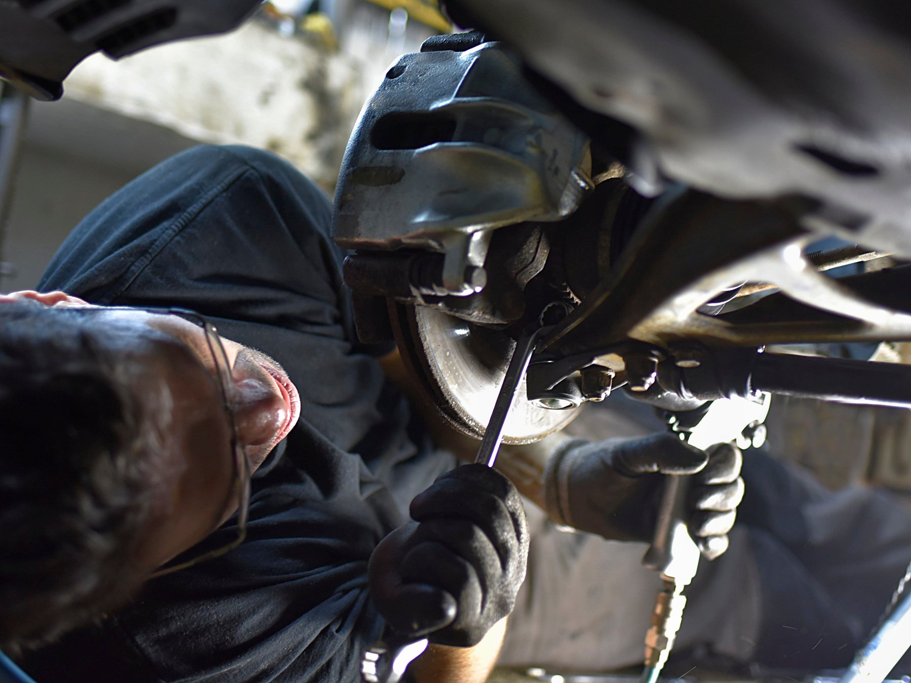 replacement car front axle lower ball joint using pneumatic torque wrench